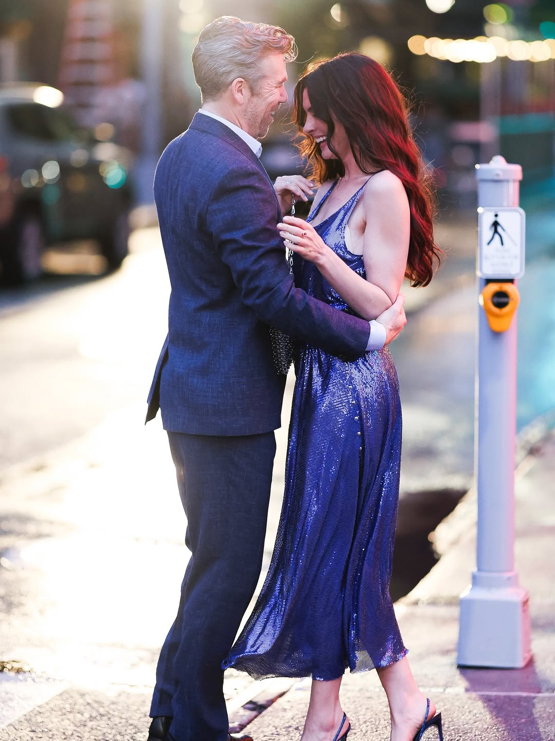 ANNE HATHAWAY SUR LE TOURNAGE DU DIABLE S’HABILLE EN PRADA 🎬@annehathaway alias Andy Sachs dans (3)
