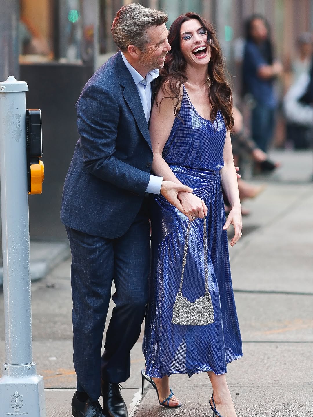 ANNE HATHAWAY SUR LE TOURNAGE DU DIABLE S’HABILLE EN PRADA 🎬@annehathaway alias Andy Sachs dans (6)