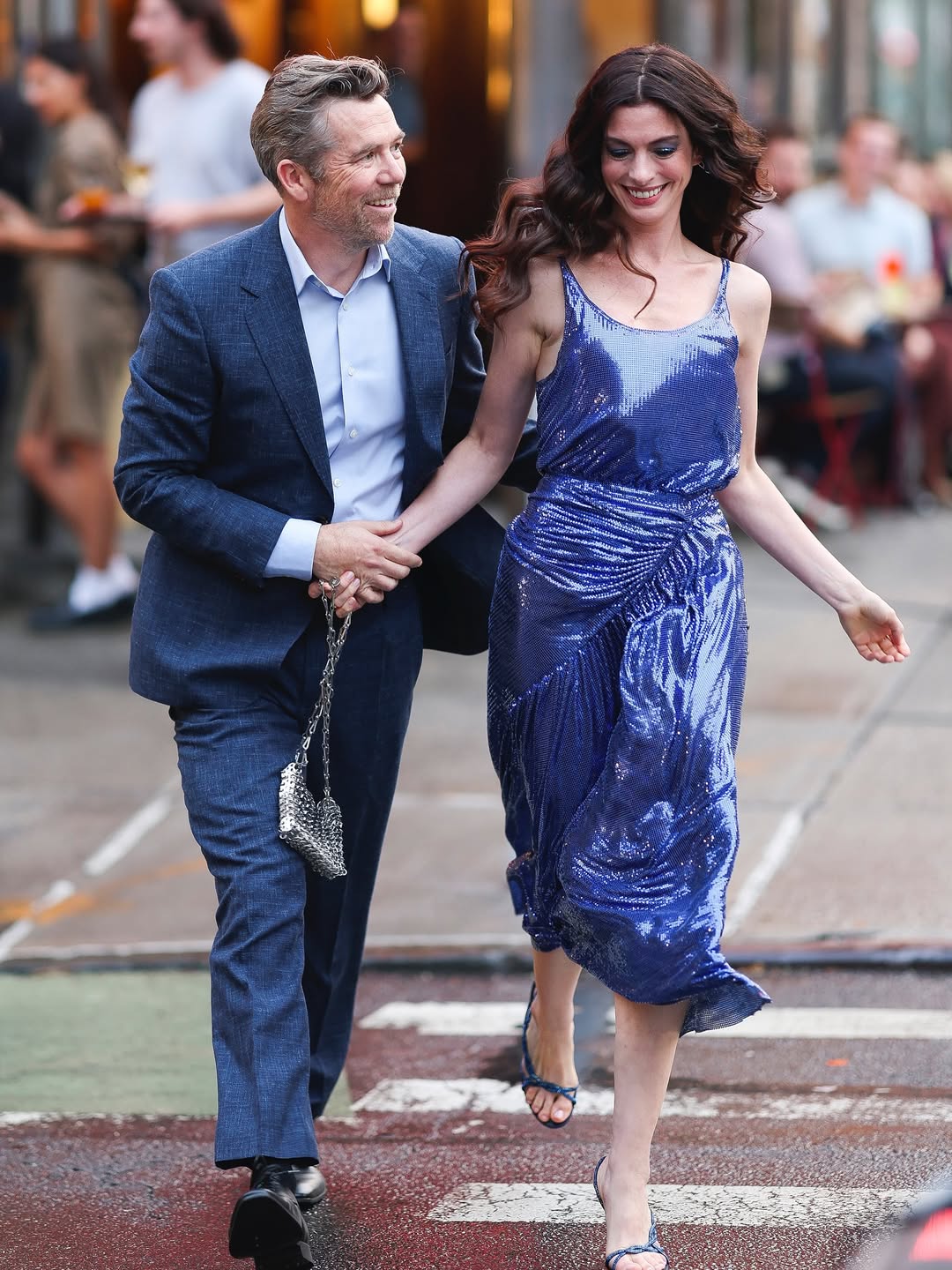 ANNE HATHAWAY SUR LE TOURNAGE DU DIABLE S’HABILLE EN PRADA 🎬@annehathaway alias Andy Sachs dans