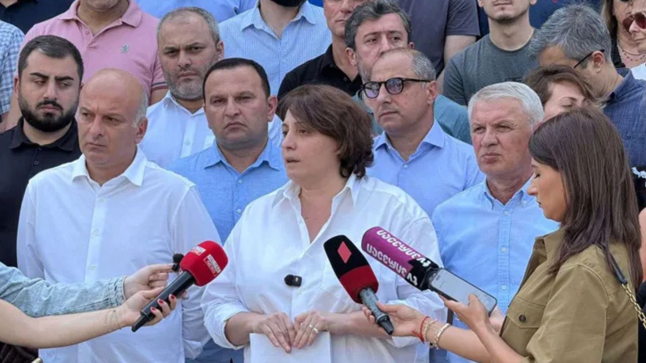 ელენე ხოშტარია