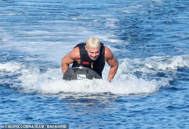 102258777-15112267-Efron_meanwhi