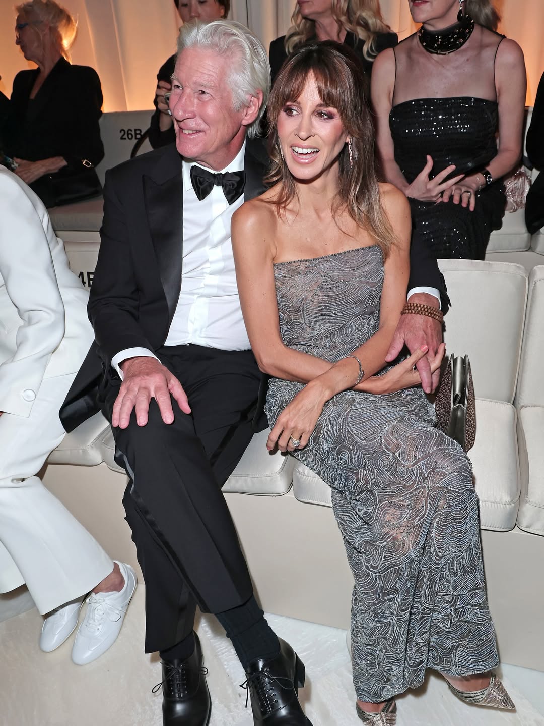 RICHARD GERE ET SON ÉPOUSE AU DÉFILÉ GIORGIO ARMANIL’acteur Richard Gere a fait une apparition r (1)