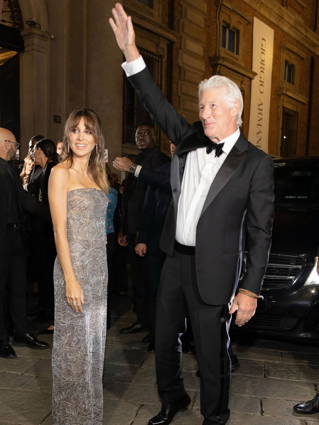 RICHARD GERE ET SON ÉPOUSE AU DÉFILÉ GIORGIO ARMANIL’acteur Richard Gere a fait une apparition r (2)
