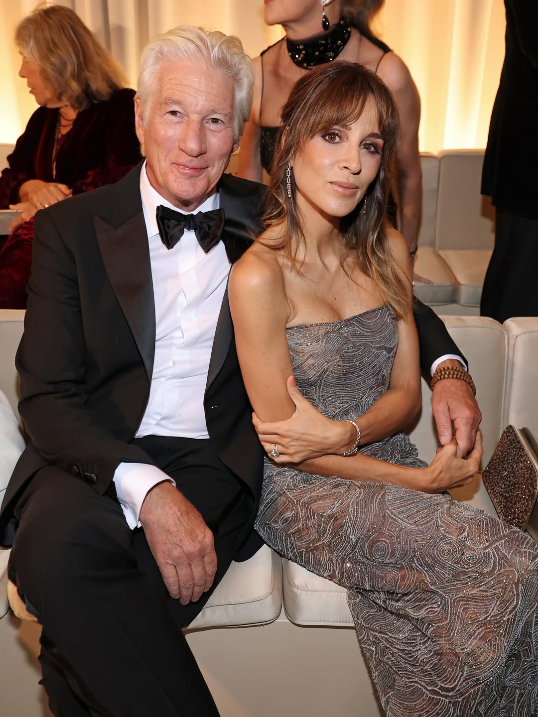 RICHARD GERE ET SON ÉPOUSE AU DÉFILÉ GIORGIO ARMANIL’acteur Richard Gere a fait une apparition r
