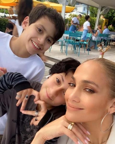 jennifer-lopez-DFGGFtwins-emme-max-91