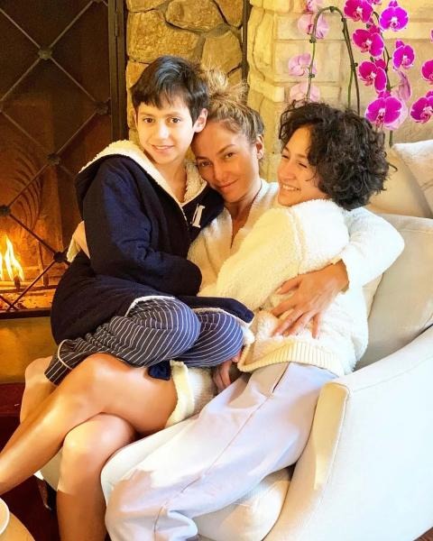 jennifer-lopez-twins-emme-max-91