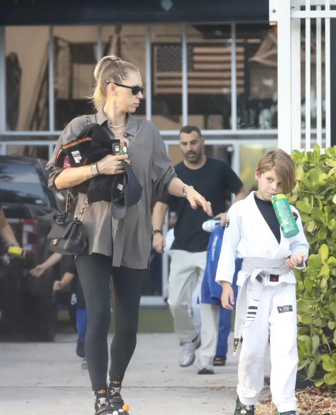 NEW PHOTOS - НОВЫЕ ФОТО- 27 октября 2025 года папарацци сфотографировали @annakournikova с Коле (2)