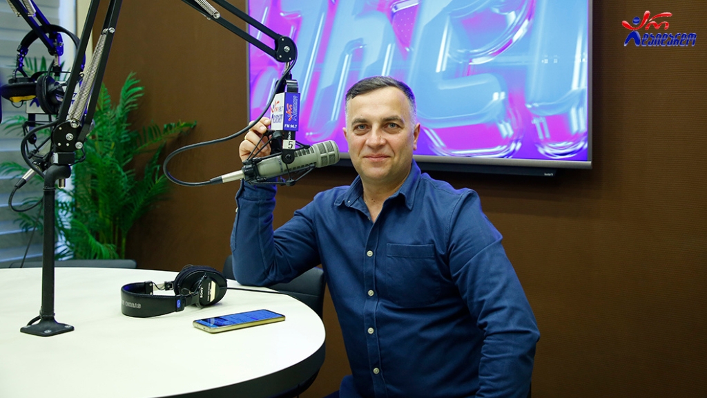 „ბევრი პროექტი მაქვს… ძალიან აზარტში შევედი, ხალხისგან დადებითი ემოცია რომ დავინახე, სტიმულს ხალხი მაძლევს“ – ავთო ჩადუნელი სიმღერის პრემიერით „არ დაიდარდოში“