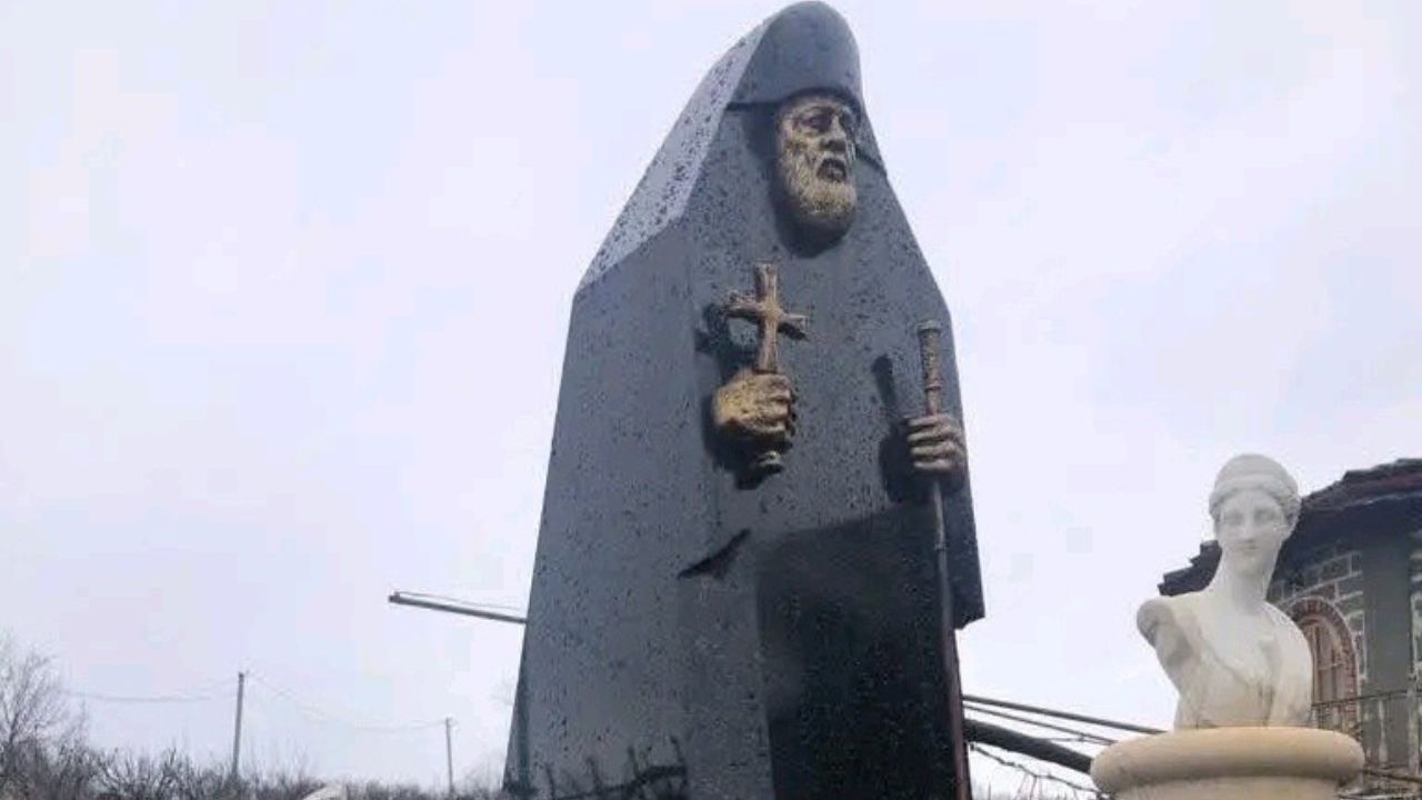 პატრიარქის ქანდაკება