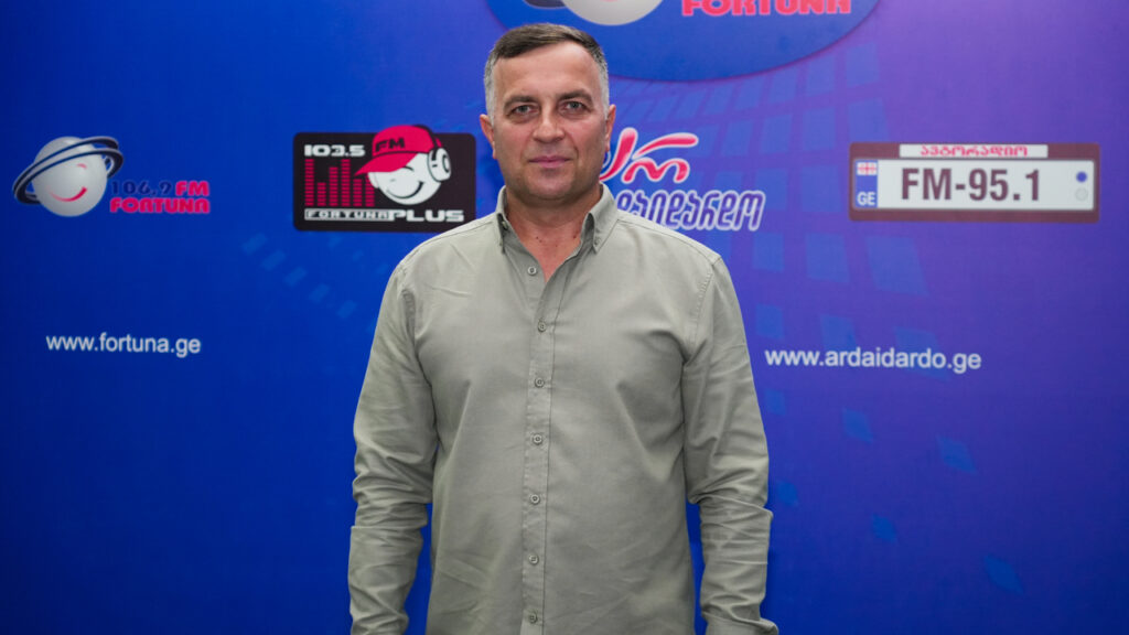 „უნდა ჩავწერო რამდენიმე სიმღერა, კლიპზეც მიდის მუშაობა… მსმენელები ძალიან მანებივრებენ, ძალიან თბილად მიმიღეს…“ – ავთო ჩადუნელი სიმღერის პრემიერით „არ დაიდარდოში“