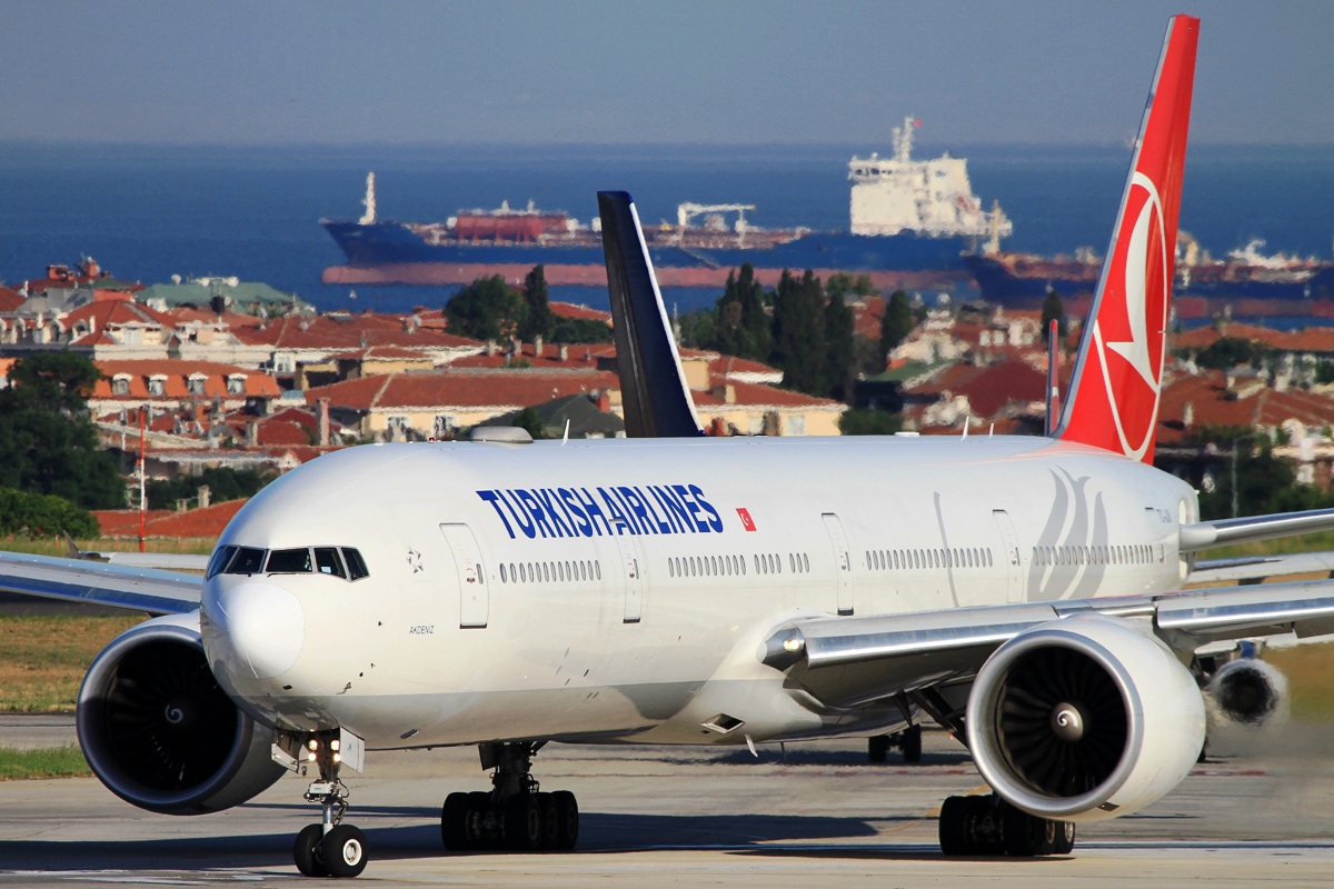Турецкая авиакомпания сайт. Боинг 777 Туркиш Эйрлайнс. Boeing 777-300er Turkish Airlines. Боинг 777 300 Туркиш Эйрлайнс. Боинг 777 турецкие авиалинии.